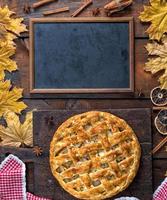 leere schwarze Kreidetafel und gebackener Vollfruchtkuchen foto