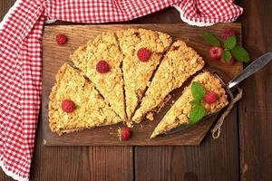 in Scheiben geschnittene dreieckige Stücke Streuselkuchen mit Äpfeln foto