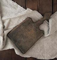 sehr altes leeres braunes Holzschneidebrett mit Griff foto