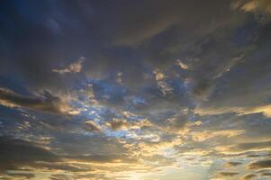 goldene Wolken bei Sonnenuntergang foto