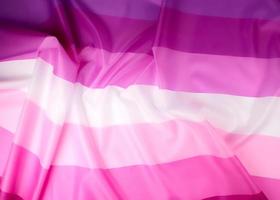 textile rosa flagge von lesben, konzept des kampfes für gleichberechtigung und gegen sexuelle diskriminierung foto