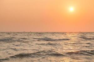 Sonnenuntergang über dem Meer foto