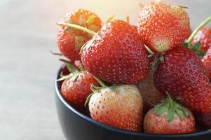 frische Erdbeeren in einer Schüssel foto