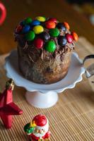Schokoladen-Panettone mit Süßigkeiten foto
