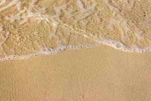 Meereswellen am Sandstrand foto