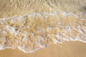 Meereswellen am Sandstrand foto