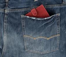 braune Ledergeldbörse in der Gesäßtasche der Blue Jeans foto