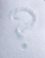 Fragezeichen an einem Wintertag auf weißem Schnee gezeichnet foto