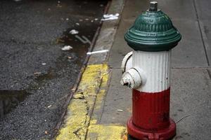 wenig italien new york gebäude italienische flagge grün weiß und rot hydrant foto