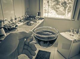 Glas Kaffee auf dem Tisch in der Küche. foto