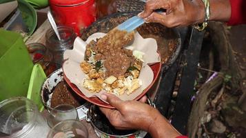 rujak cingur berühmtes indonesisches traditionelles essen foto