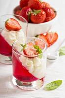 Dessert mit Erdbeeren und Schlagsahne foto
