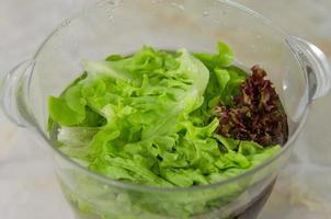 Salat in einer Glasschüssel waschen foto