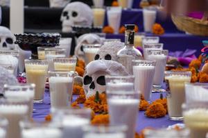 Tag des Totenaltars, Cempasuchil auf dem ganzen Boden in violettem Hintergrund foto