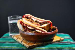 Mexikanische Torta Caprichosa Grande mit Mailänder Schweinefleisch, Beinschinken und Käse foto