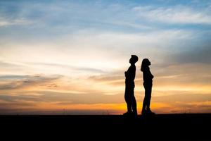 Silhouette eines verärgerten Paares in einem Streit bei Sonnenuntergang foto