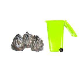 grüner Mülleimer und Müllsäcke