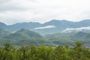 Berge und Wälder in Thailand foto