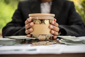 Geld in einem Glas in der Natur, Investitionskonzept foto