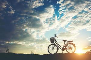 Silhouette eines auf einem Berg geparkten Fahrrads foto