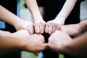 Nahaufnahme der multiethnischen Gruppe, die mit den Händen zusammen steht foto