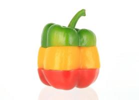 mehrfarbiger Paprika auf weißem Hintergrund foto