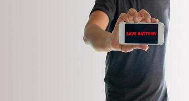 Mann zeigt Telefon mit Batterie sparen auf dem Bildschirm