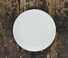 weiße Platte auf rustikalem Tisch foto
