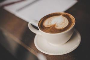 Vintage Ton Tasse heißen Kaffees mit Kunst in einer Herzform