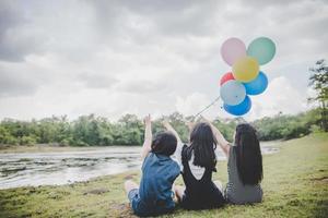 glückliche jugendliche Freunde, die draußen in einem Park lächeln foto