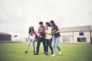 Gruppe von Schülern, die nach dem Unterricht durch den Park gehen foto