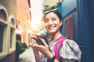 Nahaufnahme einer jungen Hipsterfrau, die reist und Fotos mit ihrer Kamera macht