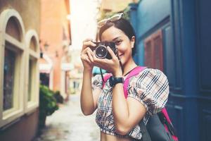 Nahaufnahme einer jungen Hipsterfrau, die reist und Fotos mit ihrer Kamera macht