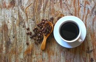 Draufsicht auf Kaffee und Bohnen