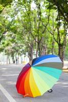Regenschirm auf der Straße im Park foto