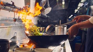 Kochen im Wok auf einem Herd foto