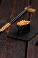 gunkan maki sushi aus fischlachs, jakobsmuschel, barsch, aal, garnelen und kaviar auf holztischhintergrund nahaufnahme. Sushi-Menü. japanisches Sushi-Set Gunkans foto
