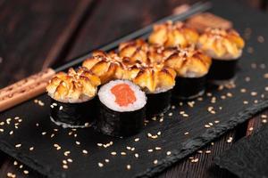 Japanisches heißes Maki-Rollen-Sushi mit Lachs - asiatisches Lebensmittelkonzept foto