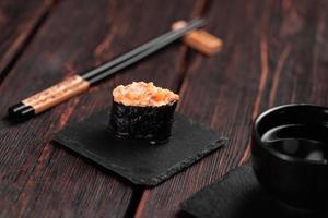 Gunkan Maki Sushi aus Fischlachs, Jakobsmuschel, Barsch, Aal, Garnelen und Kaviar auf Holztischhintergrund. Sushi-Menü. japanisches Sushi-Set Gunkans foto