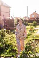 Fröhliche Frau im Haus tragen Pyjama Sommer Hinterhof im Freien zu Hause - Nachtwäsche und Homewear-Konzept foto