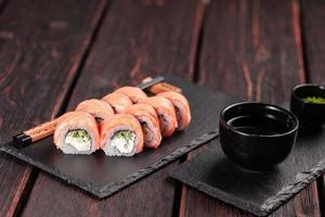 Rolle mit Fischsushi mit Essstäbchen - asiatisches Essenskonzept foto