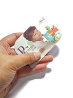 west java, indonesien im juli 2022. isoliertes foto einer hand mit einer treuekarte, mothercare id priviledge card.