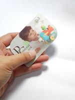 west java, indonesien im juli 2022. isoliertes foto einer hand mit einer treuekarte, mothercare id priviledge card.