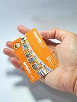 west java, indonesien im juli 2022. isoliertes foto einer hand, die eine kundenkarte hält, büroklammer für die leistungskarte.
