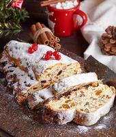 stollen ein traditioneller europäischer kuchen mit nüssen und kandierten früchten foto