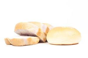 Brotscheiben lokalisiert auf weißem Hintergrund foto