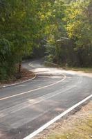 kurvige Straße in Thailand foto