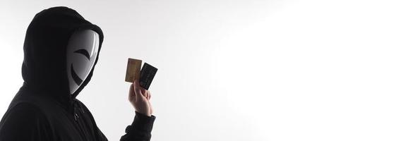 Kreditkarten persönliche Daten von anonymem Mann in schwarzem Kapuzenhemd gestohlen. foto