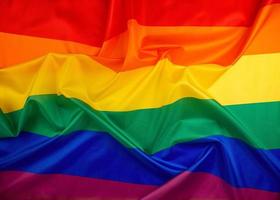 Textile Regenbogenfahne mit Wellen, Symbol der Wahlfreiheit von Lesben, Schwulen, Bisexuellen foto