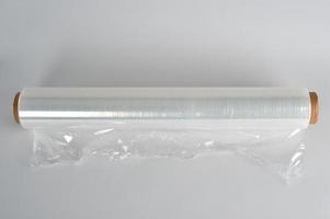 aufgerollte Rolle aus transparentem Polyethylen für Lebensmittelverpackungen foto